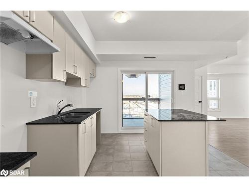 311-15 Kneeshaw Drive, Barrie, ON - Indoor Photo Showing Kitchen