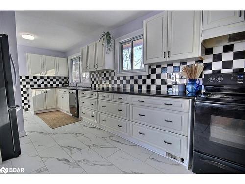 327 Delia Street, Orillia, ON - Indoor Photo Showing Kitchen