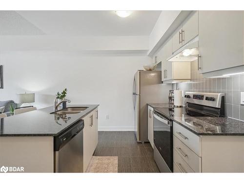 213-4 Spice Way, Barrie, ON - Indoor Photo Showing Kitchen With Double Sink With Upgraded Kitchen