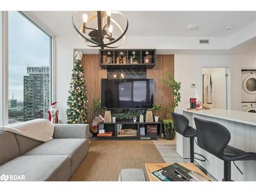 2104-20 Tubman Avenue, Toronto, ON - Indoor Photo Showing Living Room