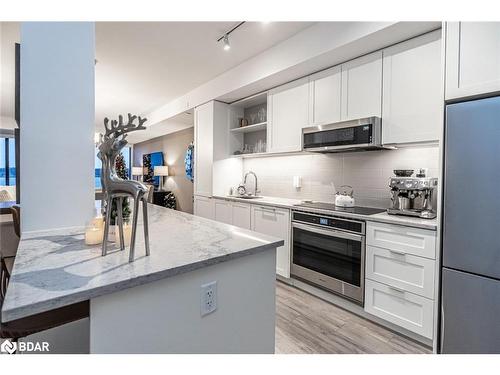 607-185 Dunlop Street East, Barrie, ON - Indoor Photo Showing Kitchen With Upgraded Kitchen