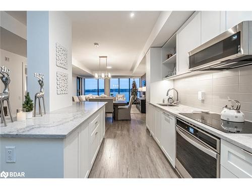 607-185 Dunlop Street East, Barrie, ON - Indoor Photo Showing Kitchen With Upgraded Kitchen