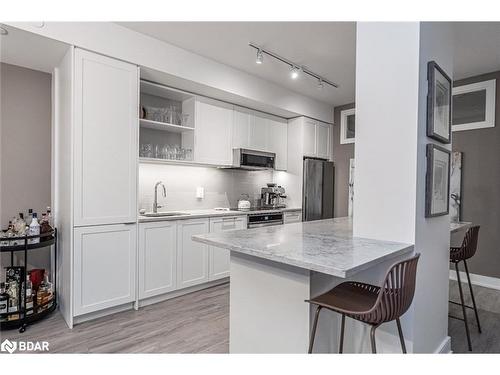 607-185 Dunlop Street East, Barrie, ON - Indoor Photo Showing Kitchen With Upgraded Kitchen