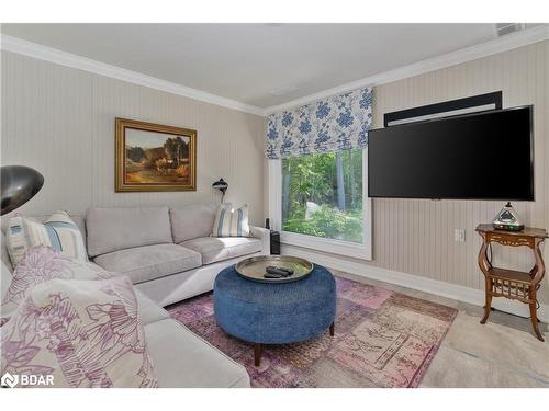 3211 Fleming Boulevard, Innisfil, ON - Indoor Photo Showing Living Room