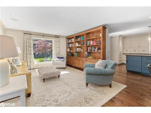 3211 Fleming Boulevard, Innisfil, ON - Indoor Photo Showing Living Room