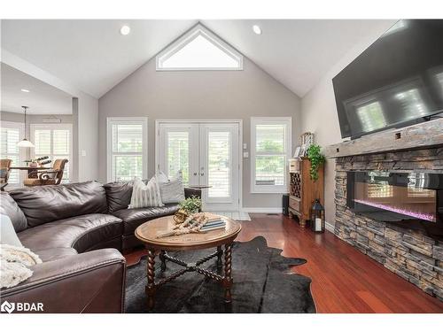 37 Mary Jane Road, Tiny, ON - Indoor Photo Showing Living Room