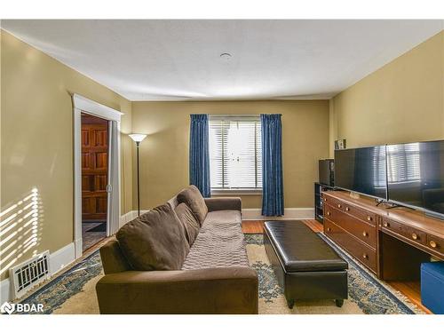 637 Gorham Street, Newmarket, ON - Indoor Photo Showing Living Room