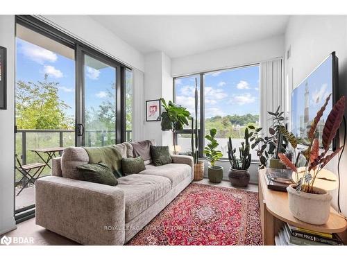 302-280 Howland Avenue, Toronto, ON - Indoor Photo Showing Living Room