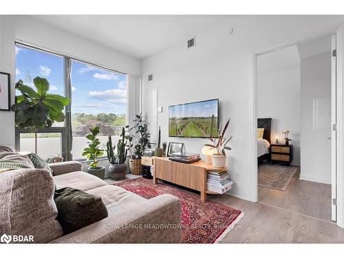 302-280 Howland Avenue, Toronto, ON - Indoor Photo Showing Living Room