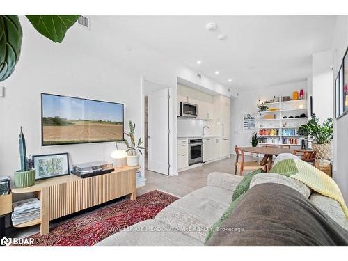 302-280 Howland Avenue, Toronto, ON - Indoor Photo Showing Living Room