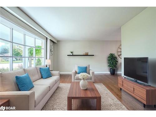 42 Ottaway Avenue, Barrie, ON - Indoor Photo Showing Living Room