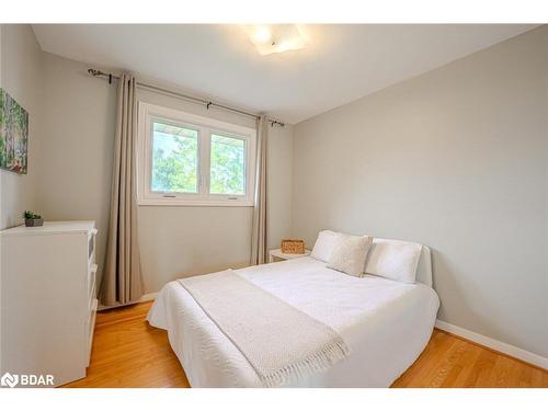 42 Ottaway Avenue, Barrie, ON - Indoor Photo Showing Bedroom