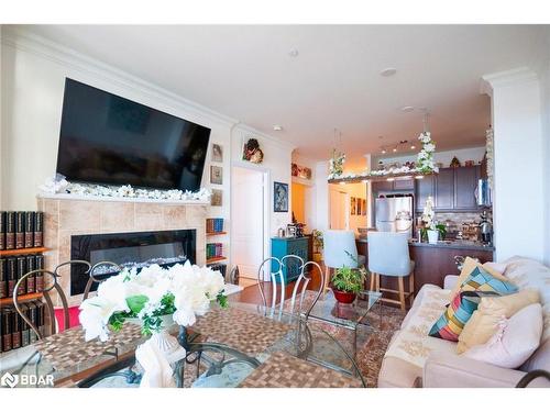 401-90 Orchard Point Corporation Road, Orillia, ON - Indoor Photo Showing Living Room