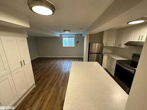 68 (Lower Level) Cook Street, Barrie, ON - Indoor Photo Showing Kitchen