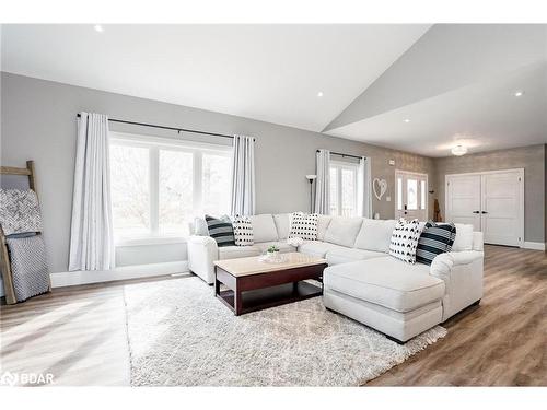 27 Leisure Court, Coldwater, ON - Indoor Photo Showing Living Room