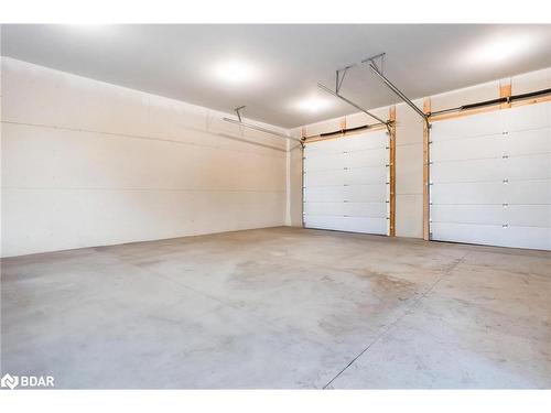 27 Leisure Court, Coldwater, ON - Indoor Photo Showing Garage