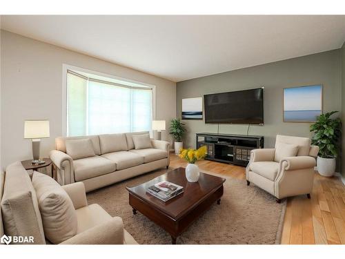 29 Melville Court, Oro-Medonte, ON - Indoor Photo Showing Living Room