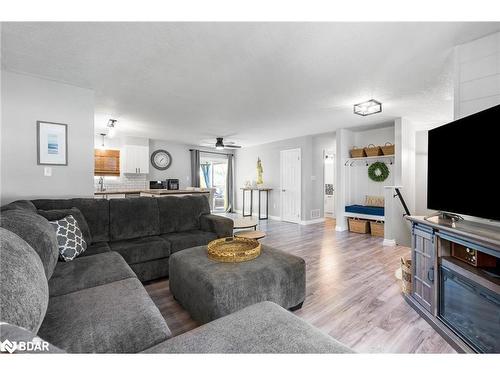 10 Clarence Avenue, Penetanguishene, ON - Indoor Photo Showing Living Room