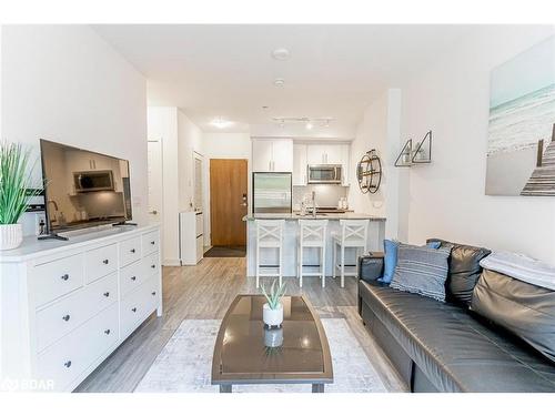 131-333 Sea Ray Avenue, Innisfil, ON - Indoor Photo Showing Living Room