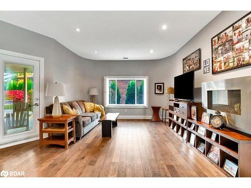 88 Cook Street, Barrie, ON - Indoor Photo Showing Living Room