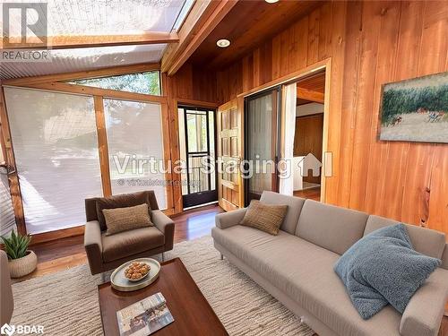 553 Simcoe Street, Collingwood, ON - Indoor Photo Showing Living Room