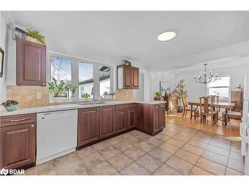 239 Pine Street, Newmarket, ON - Indoor Photo Showing Kitchen