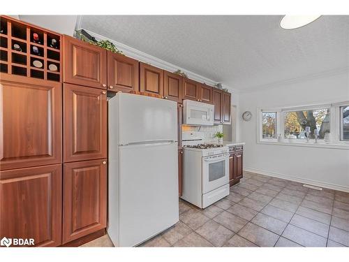 239 Pine Street, Newmarket, ON - Indoor Photo Showing Kitchen