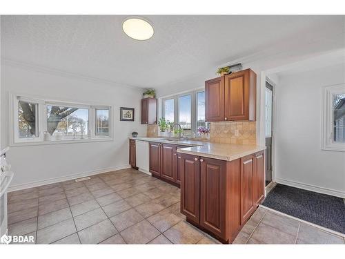 239 Pine Street, Newmarket, ON - Indoor Photo Showing Kitchen