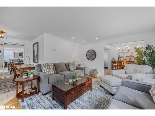 239 Pine Street, Newmarket, ON - Indoor Photo Showing Living Room