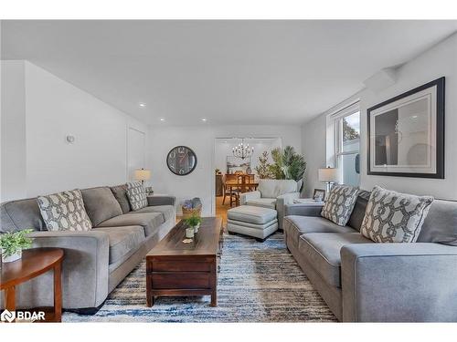 239 Pine Street, Newmarket, ON - Indoor Photo Showing Living Room