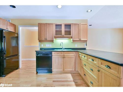 105 Pine Ridge Gt, Gravenhurst, ON - Indoor Photo Showing Kitchen