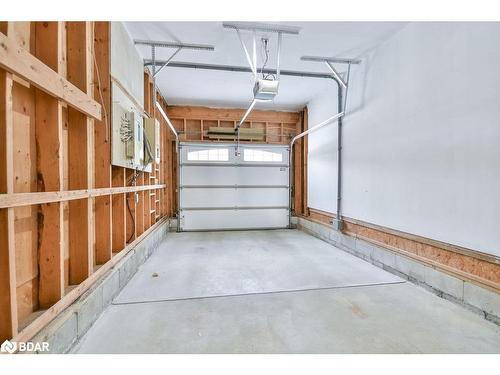 105 Pine Ridge Gt, Gravenhurst, ON - Indoor Photo Showing Garage