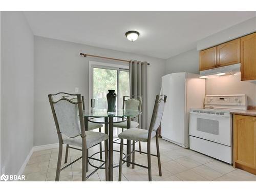 22 Nicholson Drive, Barrie, ON - Indoor Photo Showing Kitchen