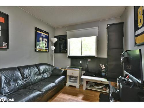 22 Nicholson Drive, Barrie, ON - Indoor Photo Showing Living Room