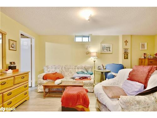 22 Nicholson Drive, Barrie, ON - Indoor Photo Showing Living Room