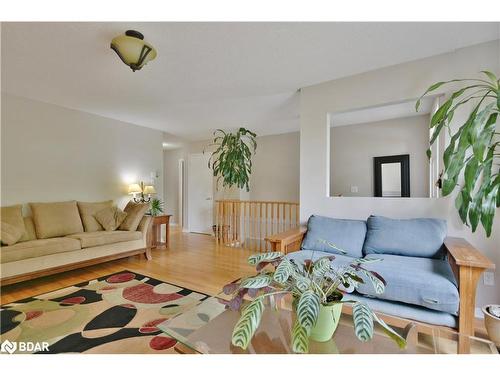 22 Nicholson Drive, Barrie, ON - Indoor Photo Showing Living Room