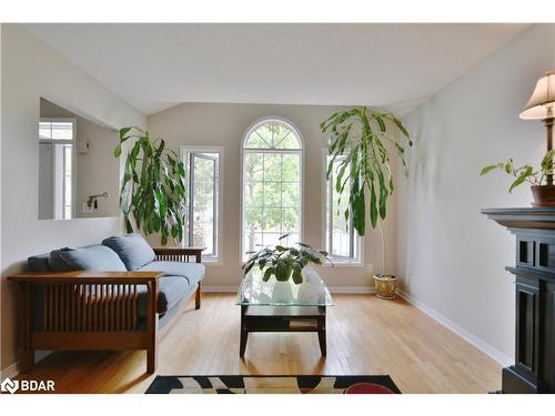 22 Nicholson Drive, Barrie, ON - Indoor Photo Showing Living Room