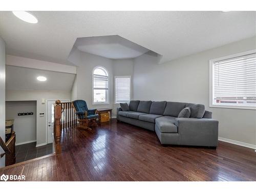 32 Majesty Boulevard, Barrie, ON - Indoor Photo Showing Living Room