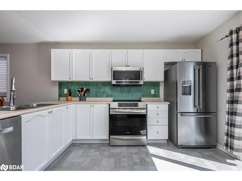 32 Majesty Boulevard, Barrie, ON - Indoor Photo Showing Kitchen With Double Sink