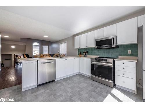 32 Majesty Boulevard, Barrie, ON - Indoor Photo Showing Kitchen