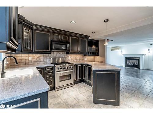 136 Lillian Crescent, Barrie, ON - Indoor Photo Showing Kitchen With Upgraded Kitchen