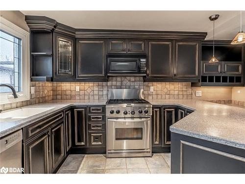 136 Lillian Crescent, Barrie, ON - Indoor Photo Showing Kitchen With Stainless Steel Kitchen With Upgraded Kitchen