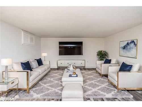 136 Lillian Crescent, Barrie, ON - Indoor Photo Showing Living Room