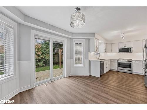 21 Leslie Avenue, Barrie, ON - Indoor Photo Showing Kitchen With Stainless Steel Kitchen