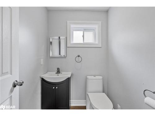 21 Leslie Avenue, Barrie, ON - Indoor Photo Showing Bathroom