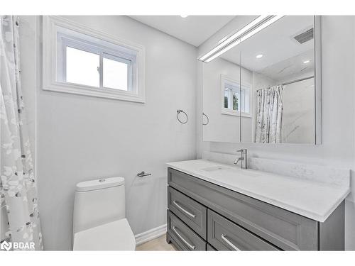 21 Leslie Avenue, Barrie, ON - Indoor Photo Showing Bathroom