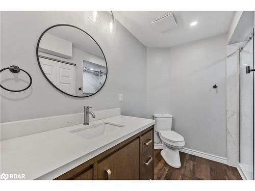 21 Leslie Avenue, Barrie, ON - Indoor Photo Showing Bathroom