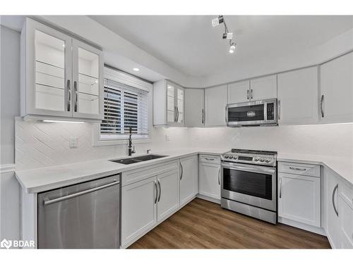 21 Leslie Avenue, Barrie, ON - Indoor Photo Showing Kitchen With Double Sink With Upgraded Kitchen