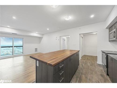 613-15 Kneeshaw Drive, Barrie, ON - Indoor Photo Showing Kitchen