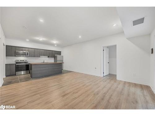 613-15 Kneeshaw Drive, Barrie, ON - Indoor Photo Showing Kitchen